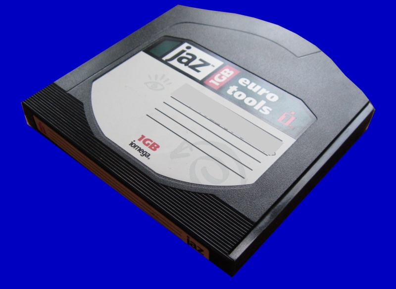 A Backup Jaz disk 1GB laid on its back. 