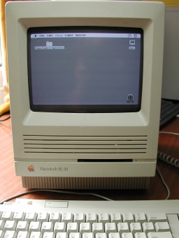 An old Macintosh computer which uses internal SCSI 3.5 inch hard disk with parallel Ribbon cable connection